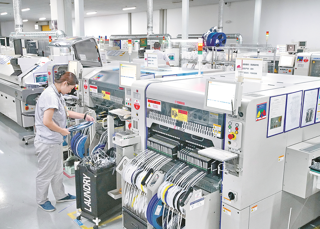 秦皇岛泰和安科技有限公司备料员在核对生产所需物料。 图片