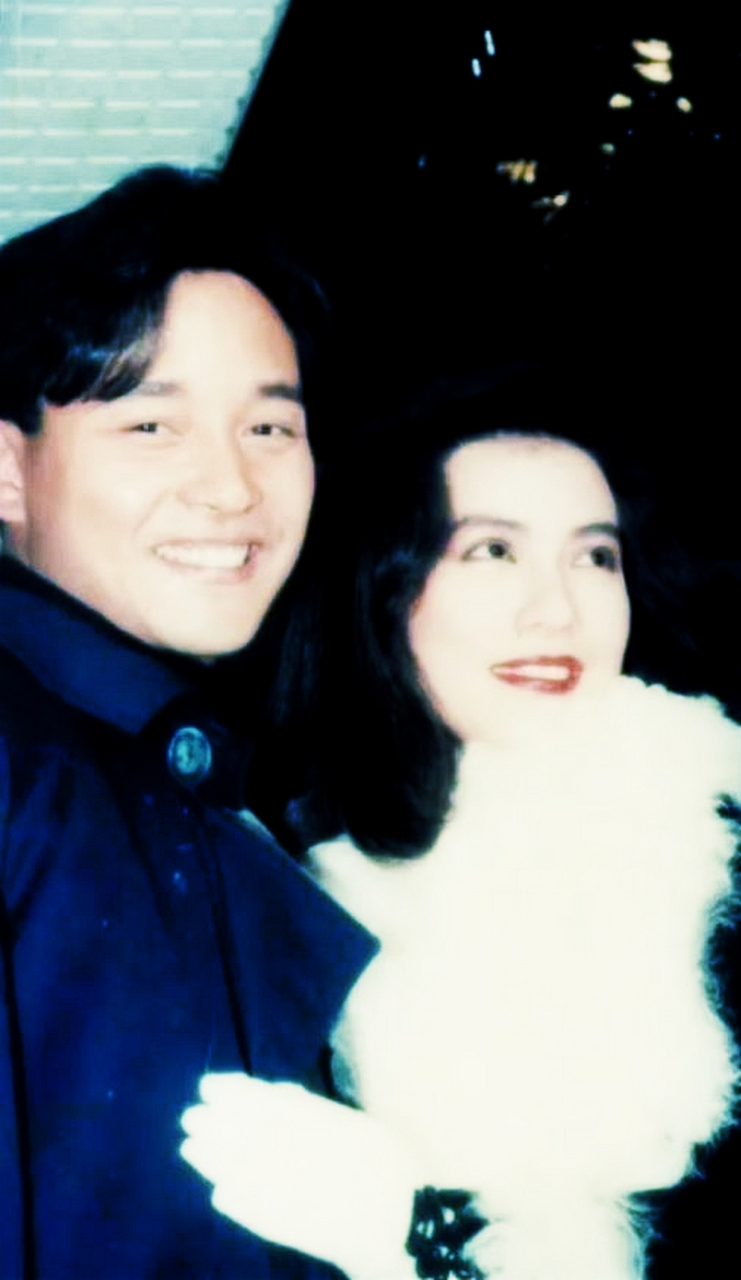 90年代,张国荣与钟楚红同行,留下了难得一见的合影.