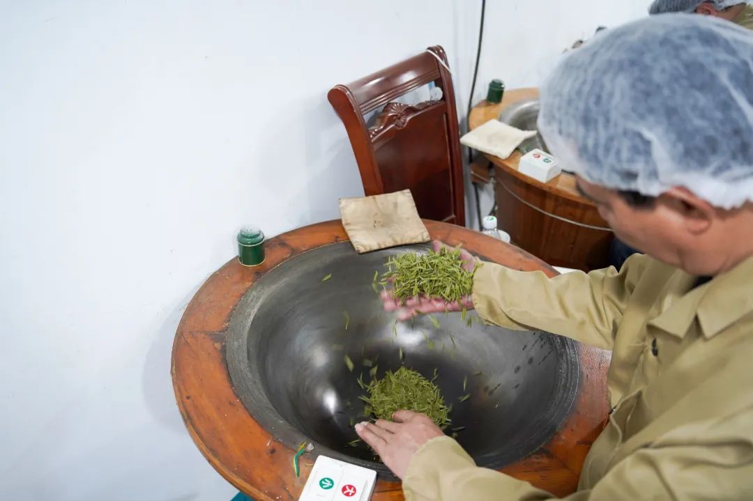 作为一名"90后"新茶人,唐亚飞从小在茶山长大,留学归国后于2015年创立