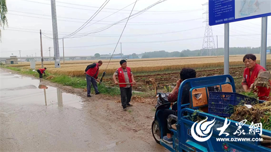 微山县两城镇持续开展人居环境"田间地头"专项环境整治活动