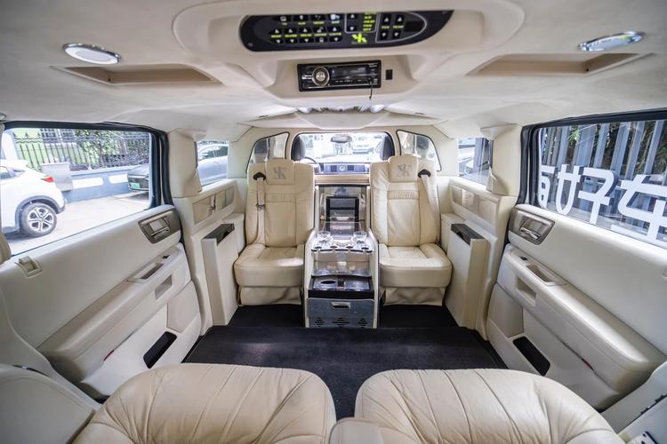 以悍马h2加长版为例,其内饰采用了高级真皮座椅,仪表板则饰以铬合金