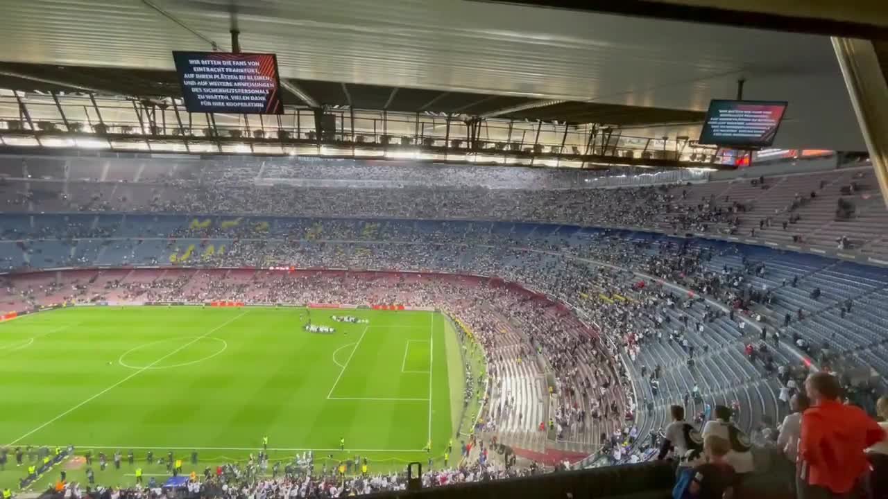 纵情狂欢诺坎普球场内的法兰克福球迷赛后庆祝球队晋级