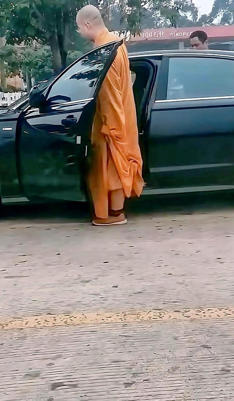 现在的和尚太有钱了,一个个出门都开着豪车,普通人真是比不了.