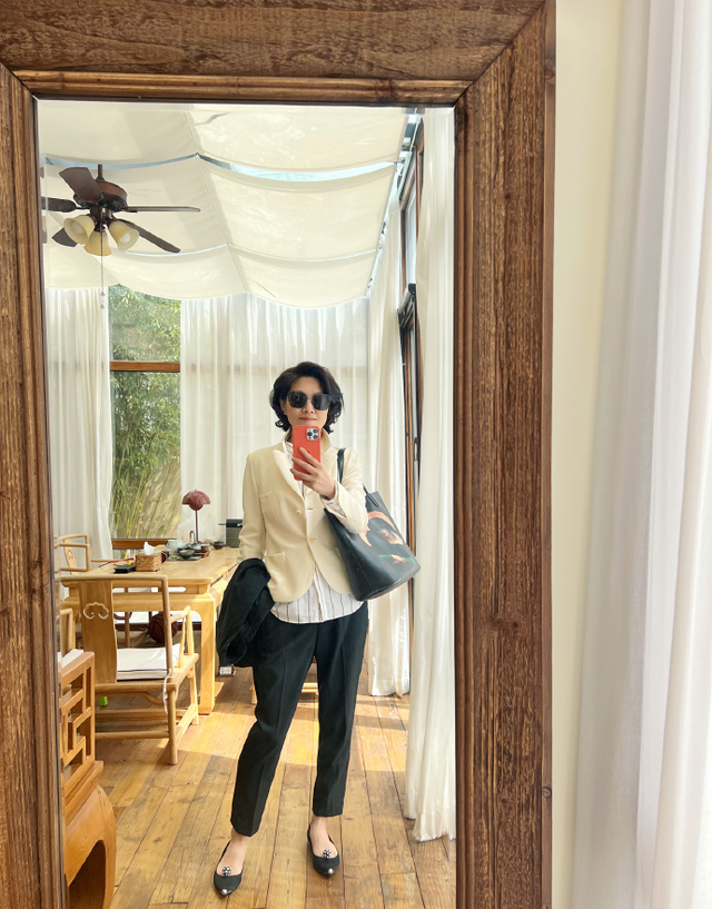 央视女主持就是有品味!看51岁是史小诺穿衣简单,却美得知性大气