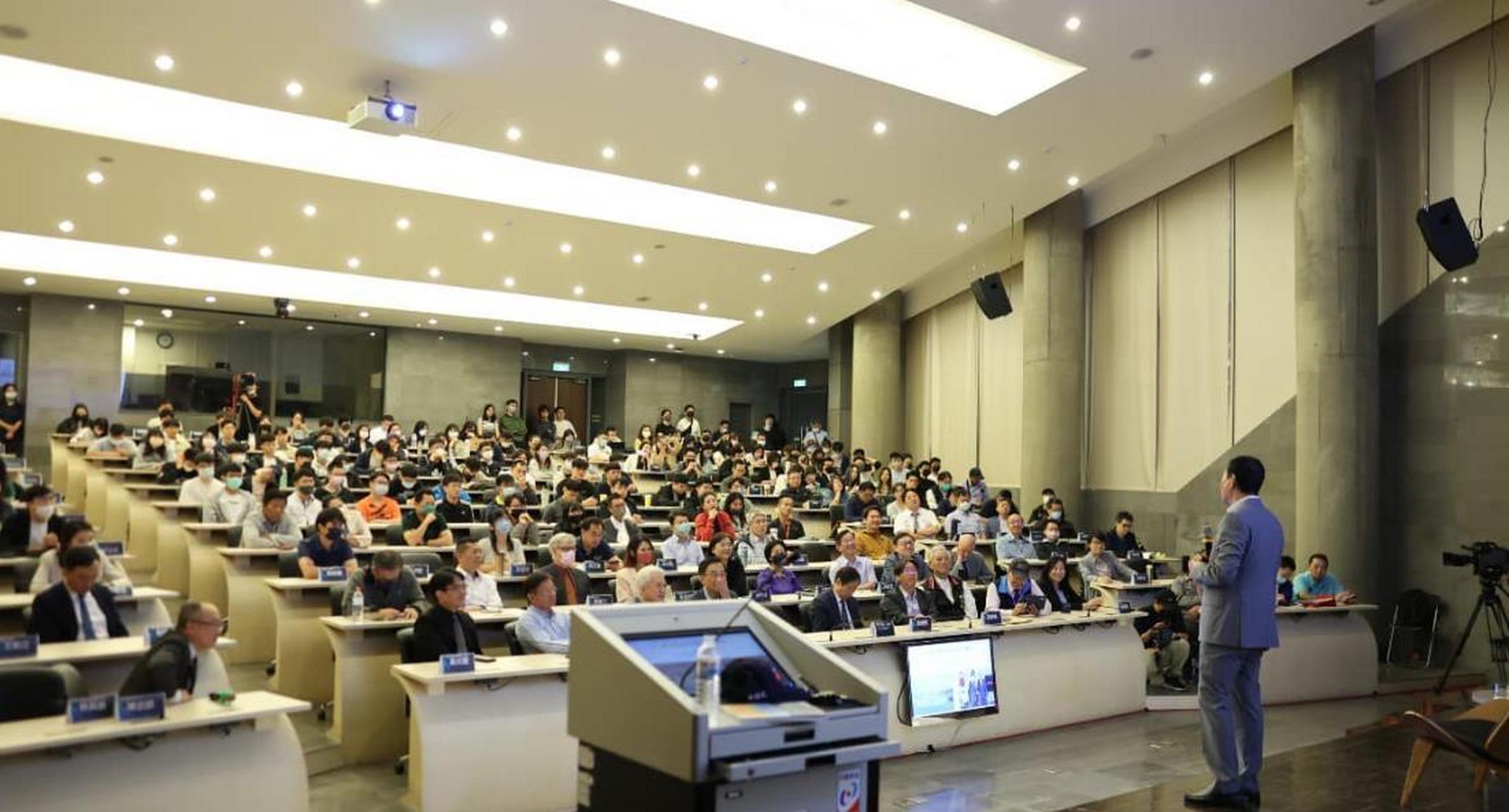 走访台中,在东海大学演讲.