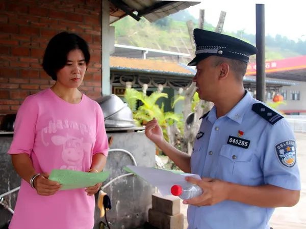 镇沅县公安局开展群众安全感满意度宣传活动