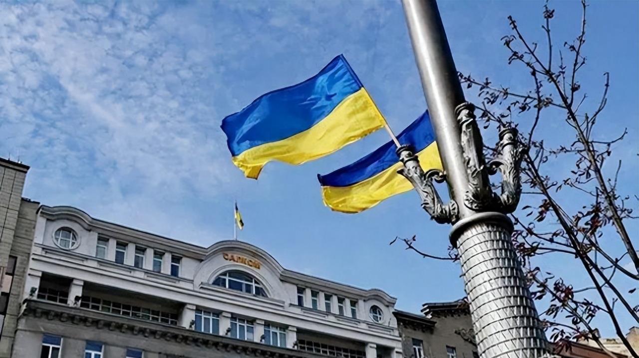 乌克兰第一任总统克拉夫丘克,对记者公开抱怨,退休工资不到5000