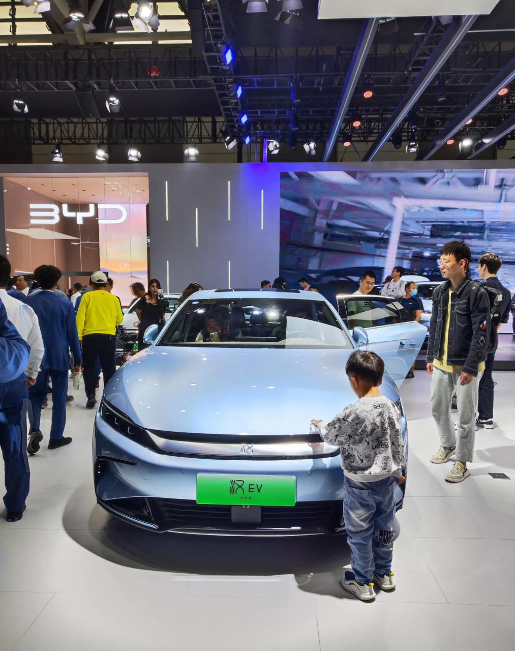 西安浐灞车展,比亚迪展台最大,看起来大气上档次.