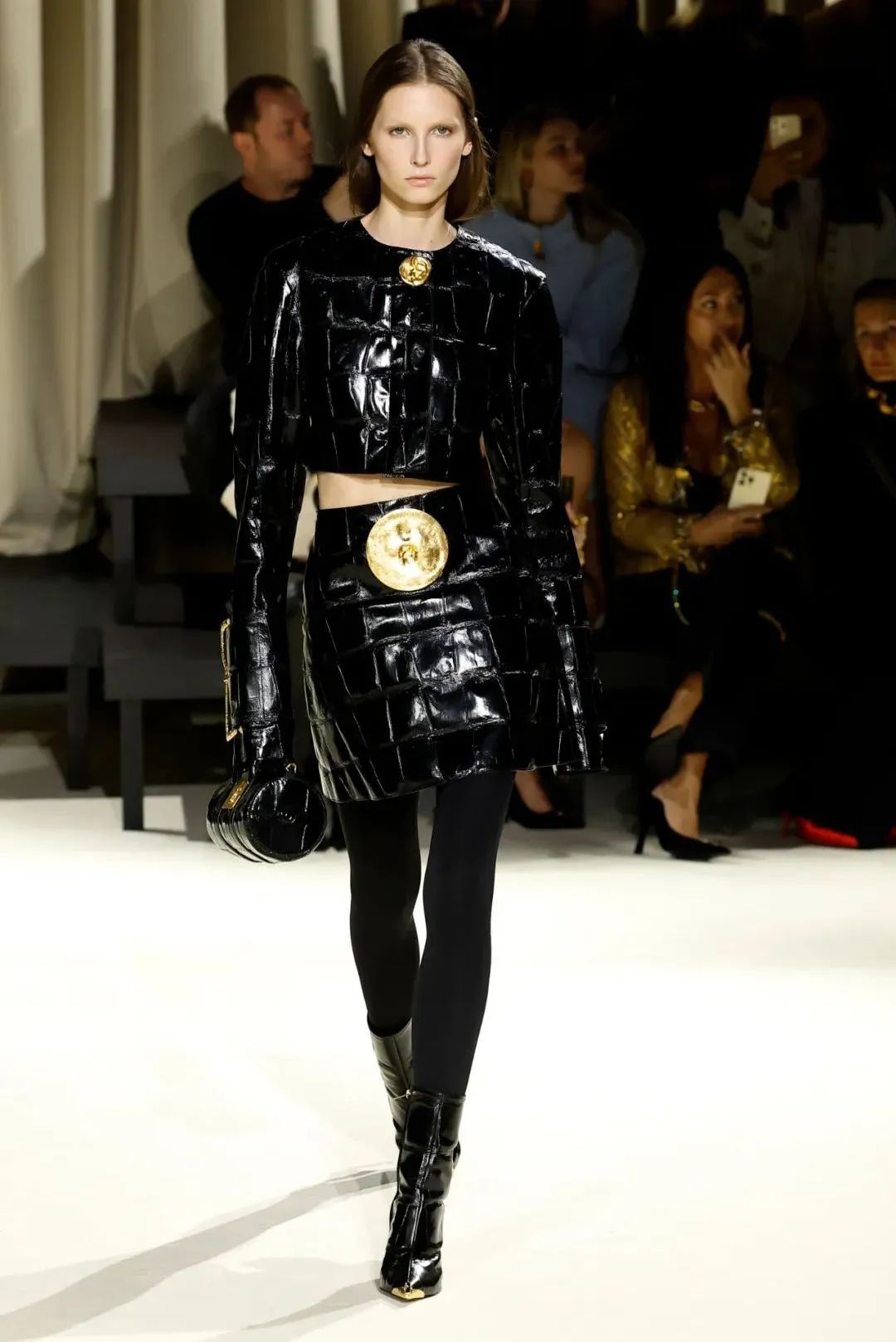 本季,创意总监 casey cadwallader从品牌档案20世纪80年代的吸血鬼