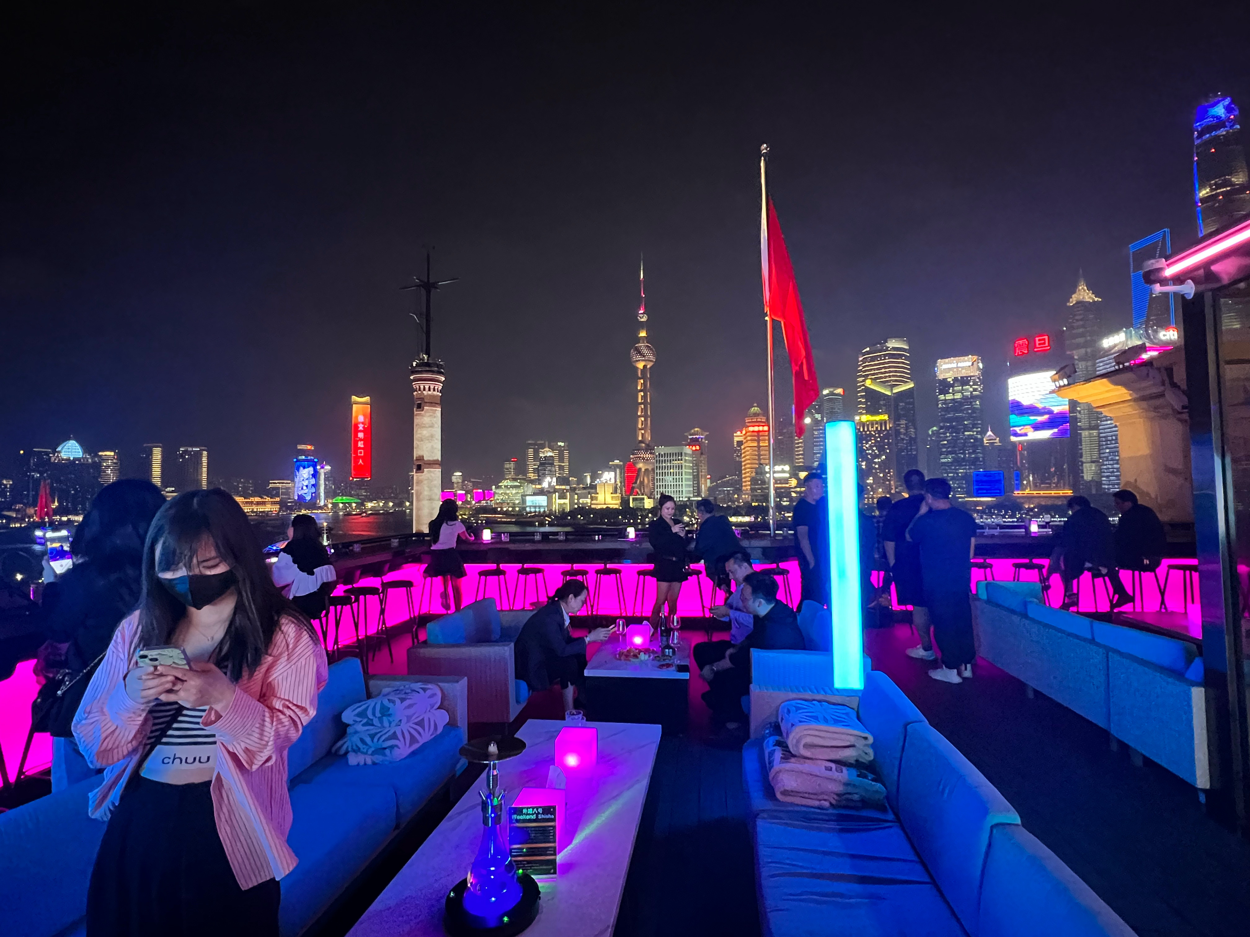 酒吧平台远眺黄浦江 上海·whisky 8 bar外滩八号酒