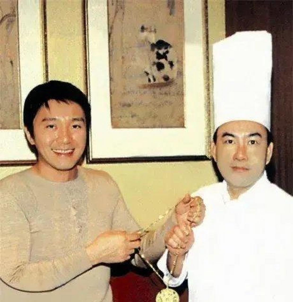 周星驰与1996年电影《食神》中的原型——戴龙合影.