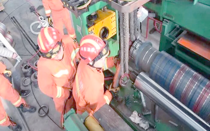 工厂事故救援:消防人员成功解救被机器卡住的工人