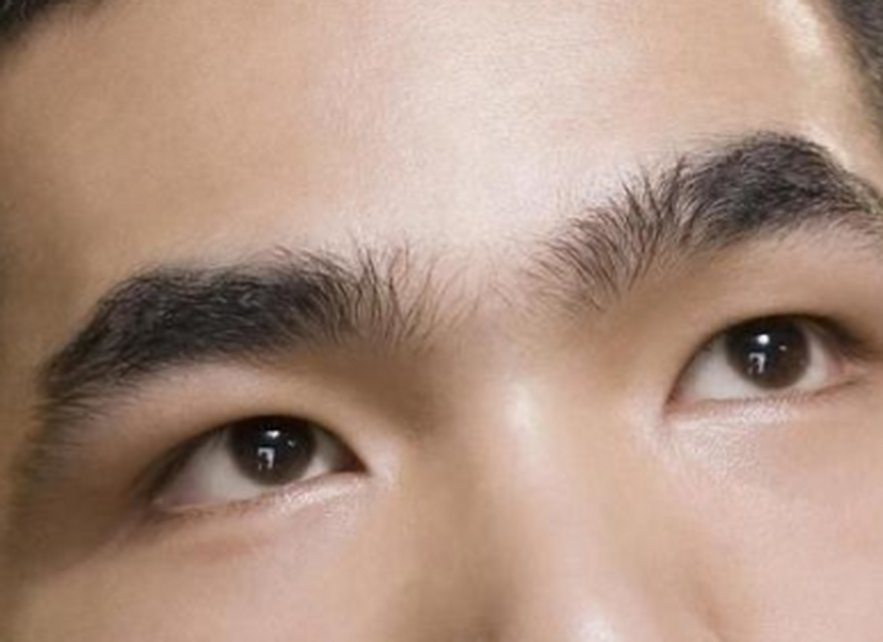 眉毛跟眉毛快连在一起了,这样的人,无论男女,都不适合早婚,要是早婚的