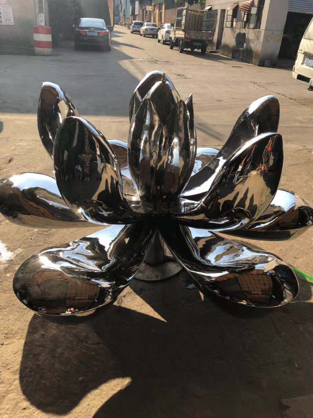 镜面不锈钢莲花雕塑,喷水装置壮观与景观相得益彰