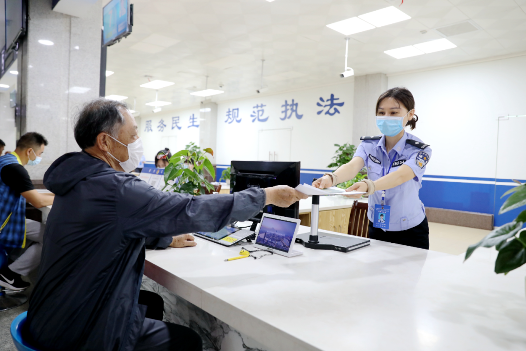 柳州交警打造"老年友好型"车管所