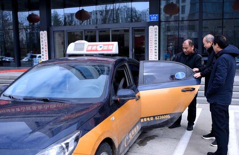 潍坊昌乐:出租车司机拾金不昧 200多克黄金物归原主