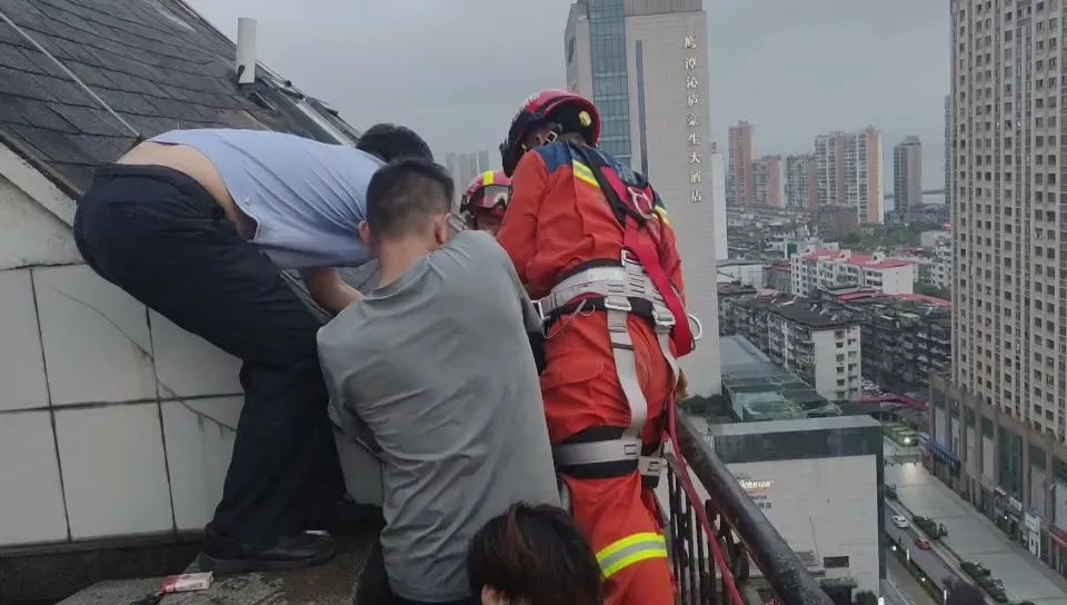 所长抬头长舒一口气,把他揽入怀中:"抱一抱,不哭!