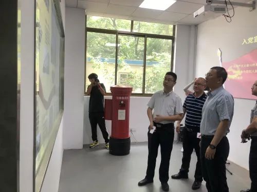 南京市玄武区区委副书记林武平一行领导参观投石科技智慧党建展厅