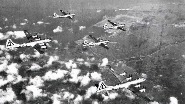 空袭东京,组织者杜立特想要参加被拒,30年后情不自禁地笑了起来