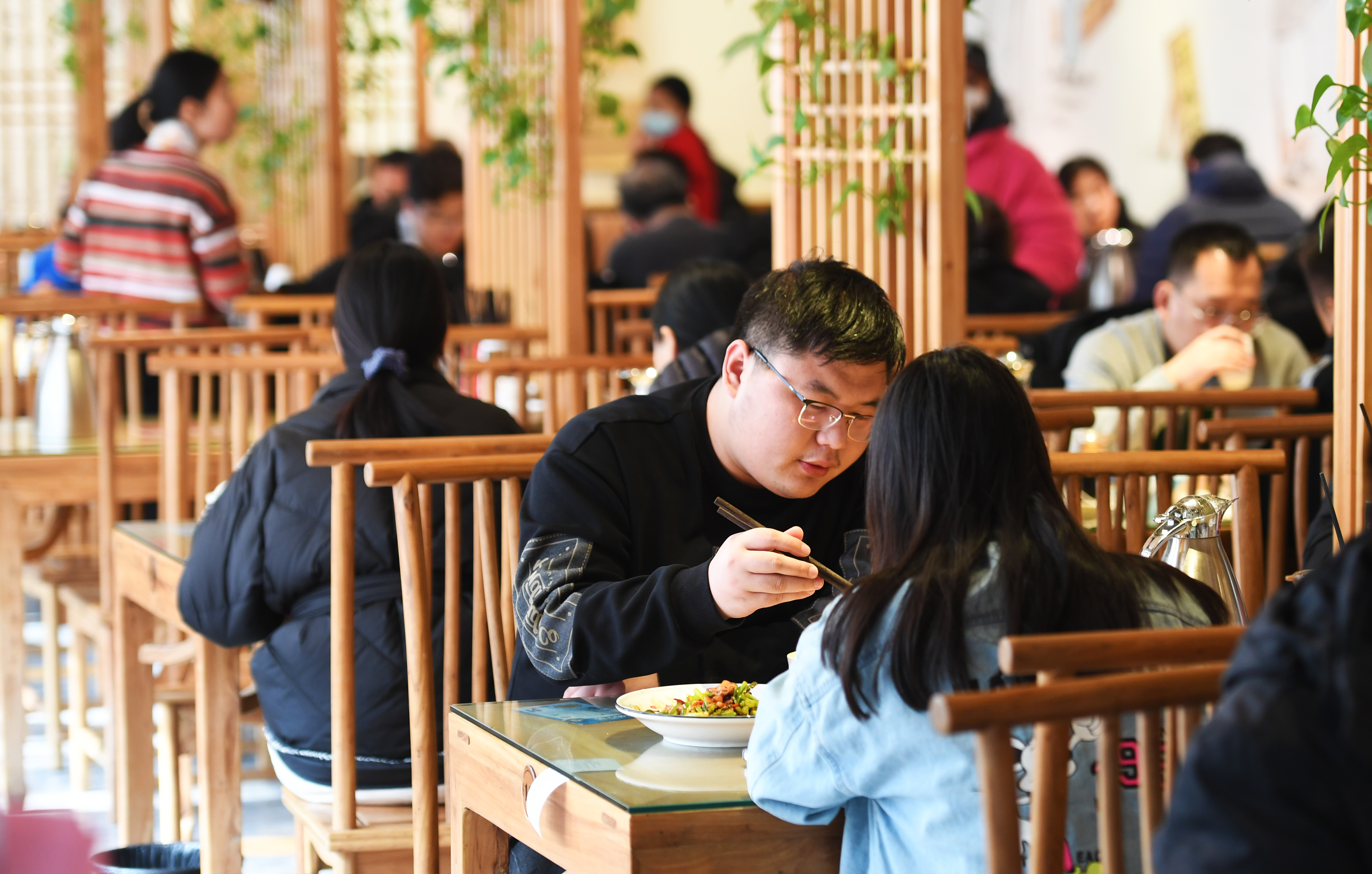 餐饮店堂食照片图片