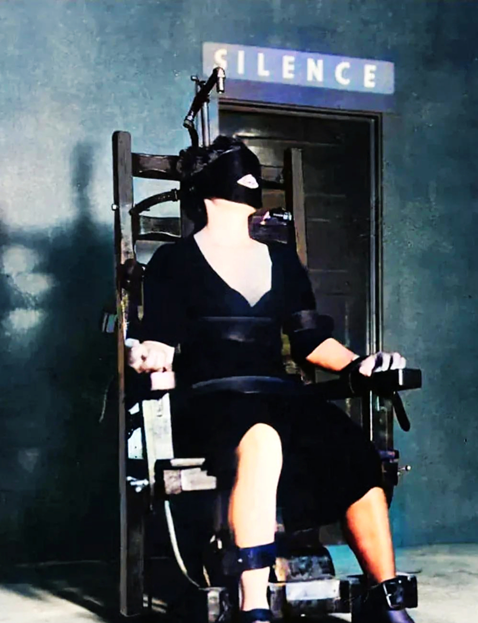 此时,他被紧紧地绑在电椅上,无法挣扎,甚至蒙眼蒙面.