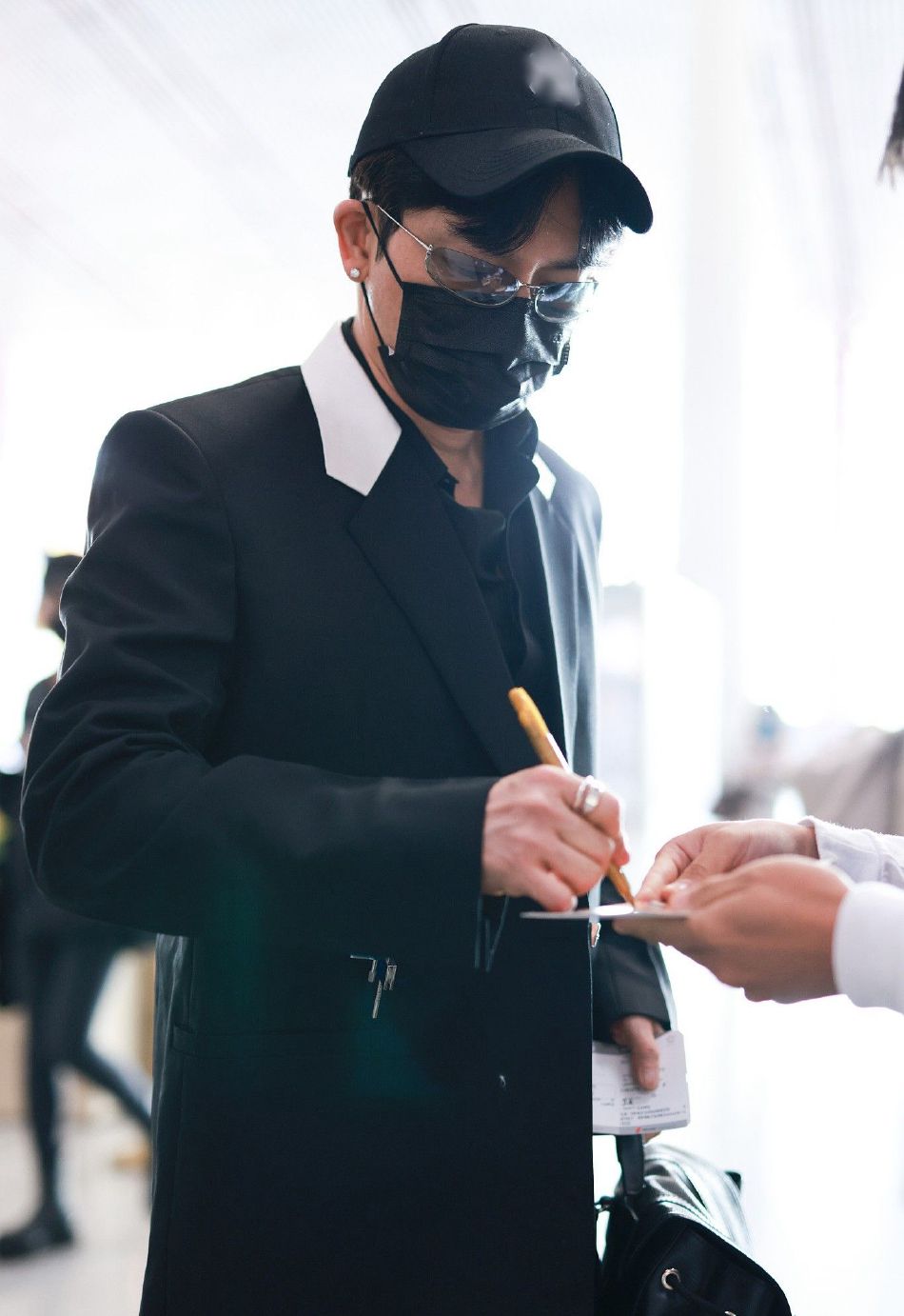 苏有朋 一身潮装走机场,西装搭配牛仔裤,帅气又显年轻