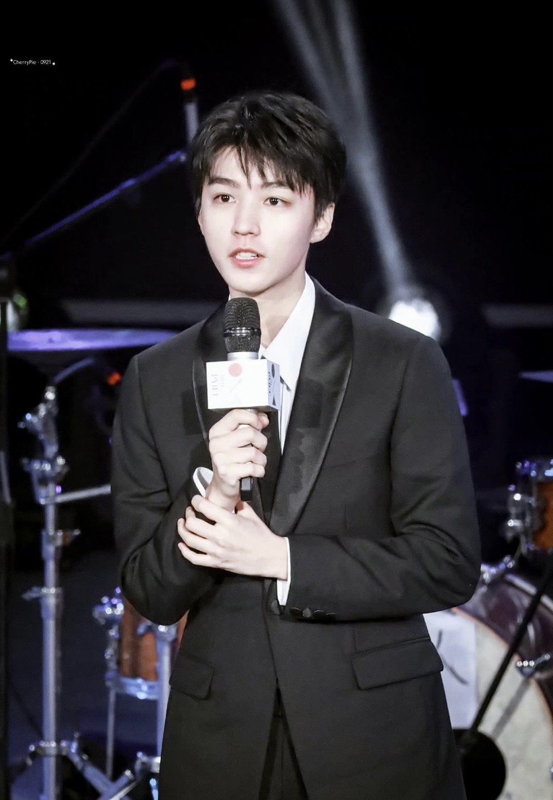 王俊凯出席活动,头顶貌似被人揍包,网友细看才发现原来是错位