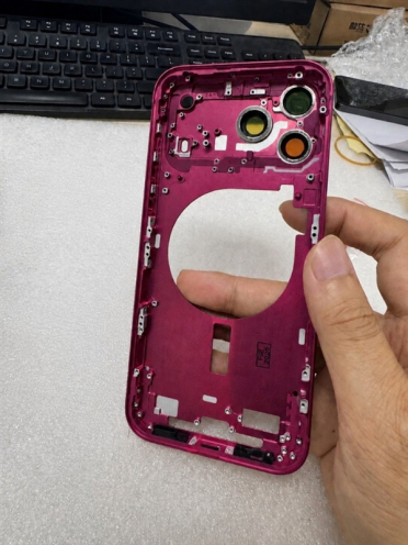 苹果iPhone 18 Pro Max机身亮相：实锤浅蓝、深红新配色