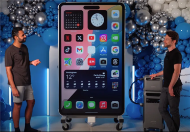 创吉尼斯世界纪录！2米高巨型苹果iPhone 15 Pro Max亮相：88英寸自由操作
