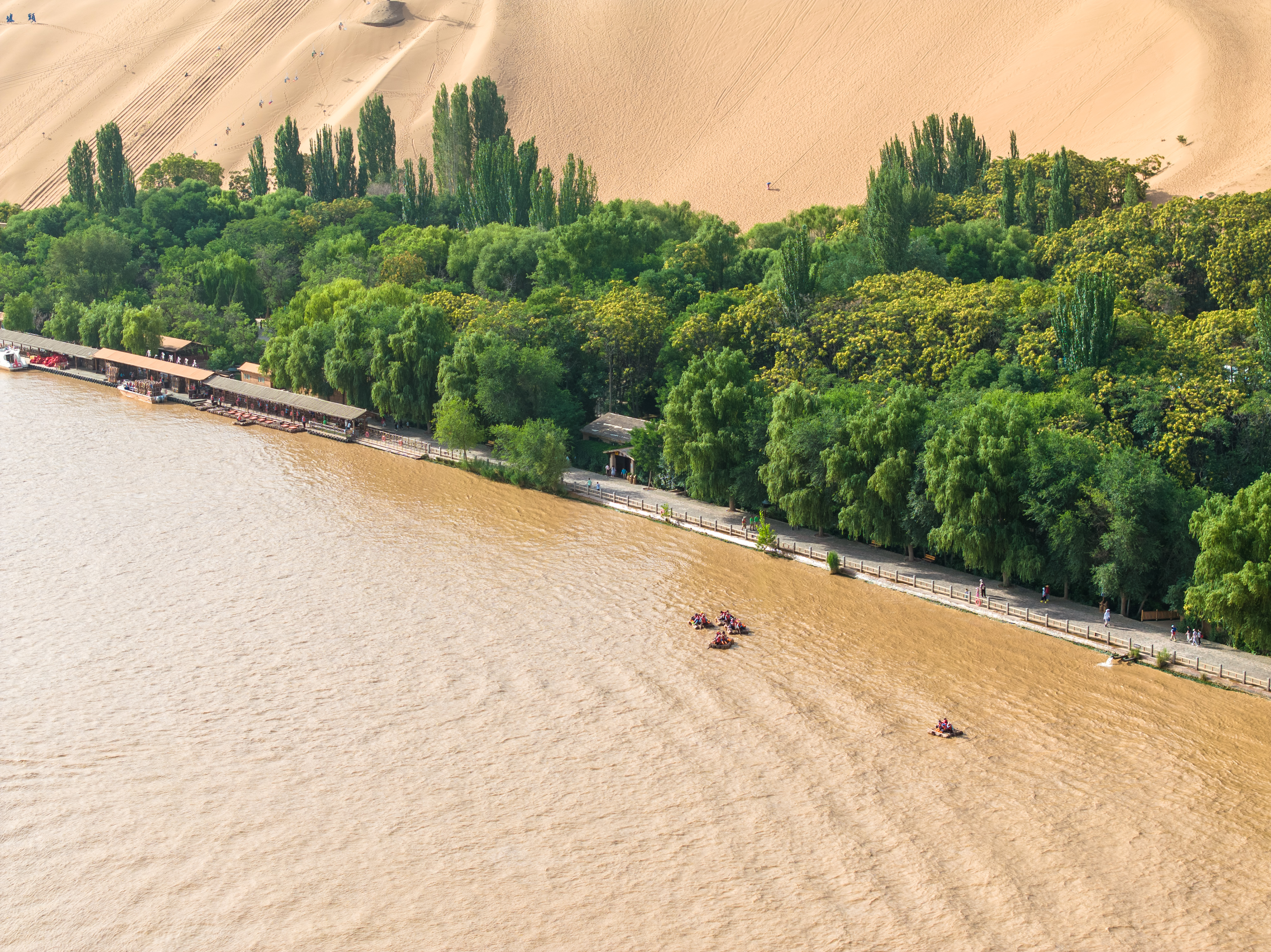 沙坡头景区引游人