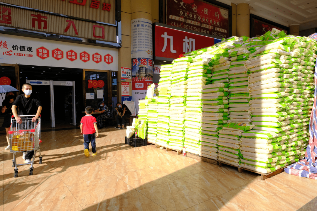 蒙自金方超市里,各种货架上货品齐全,数量充足,过节气氛浓厚,"中秋