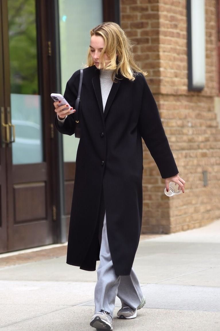 春天就学朱迪·科默这样穿,黑色大衣 灰色卫裤轻松搞定日常穿搭!