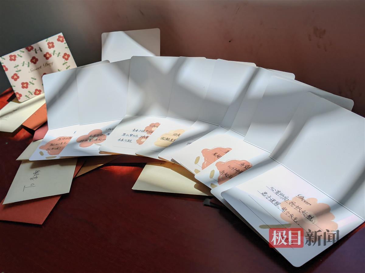 人人有份!高校辅导员手写137张贺卡送毕业生