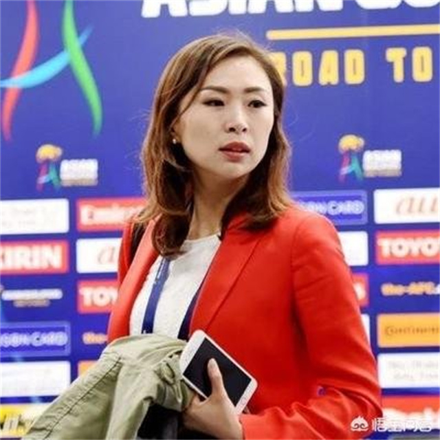 说起《足球之夜》,不得不提起足球记者王楠,她究竟是什么样的人