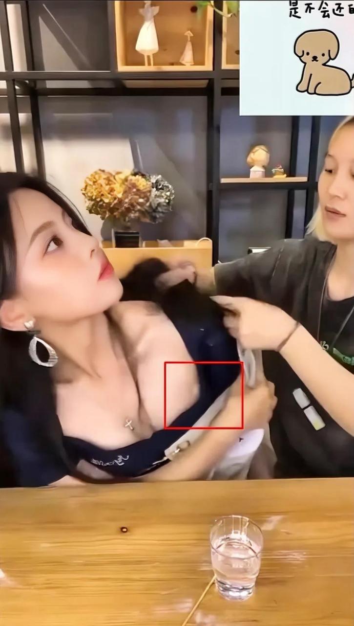 听说,杨超越在直播间脱衣服的时候,不小心走光了?