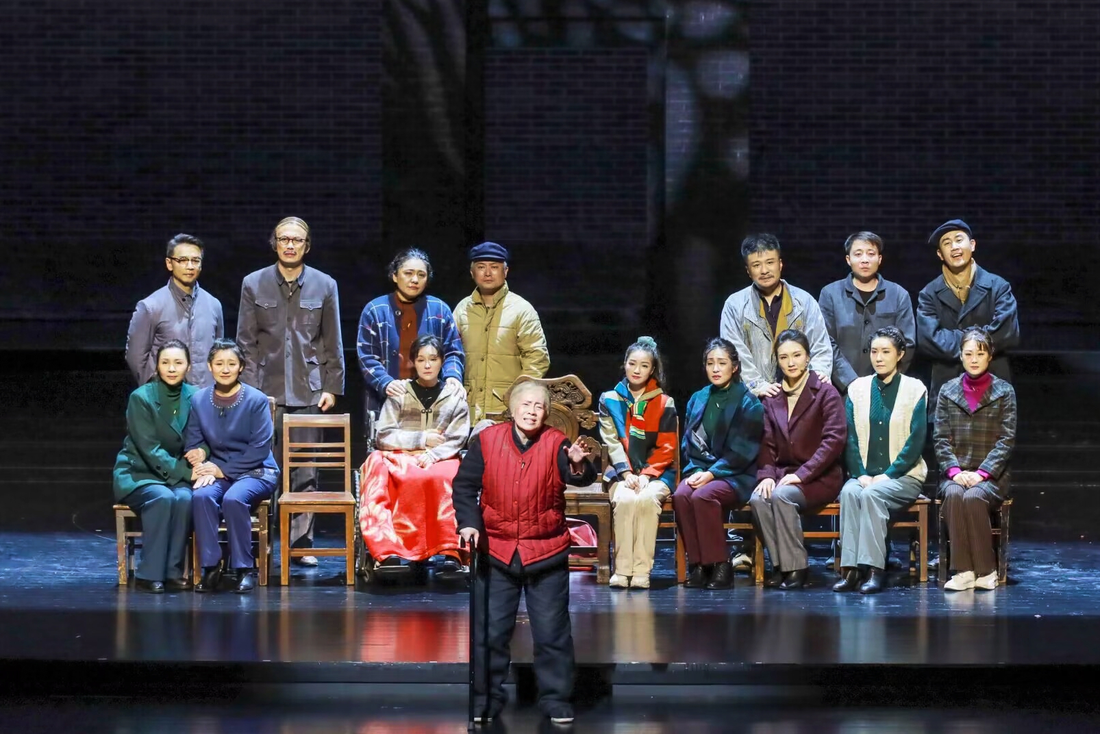 话剧《家有九凤》打动众人心