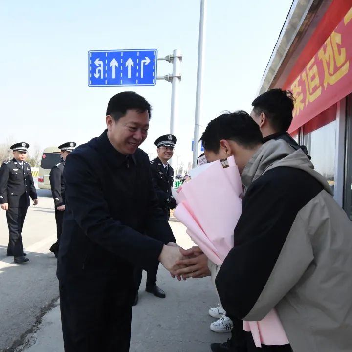 巨野县公安局举行仪式欢迎命案追逃专案组凯旋