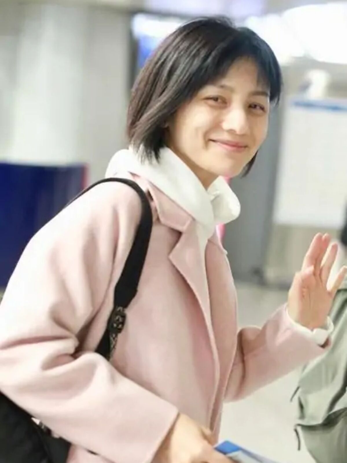 胡可素颜也很美,虽然黑眼圈明显,但看着仍有优雅感