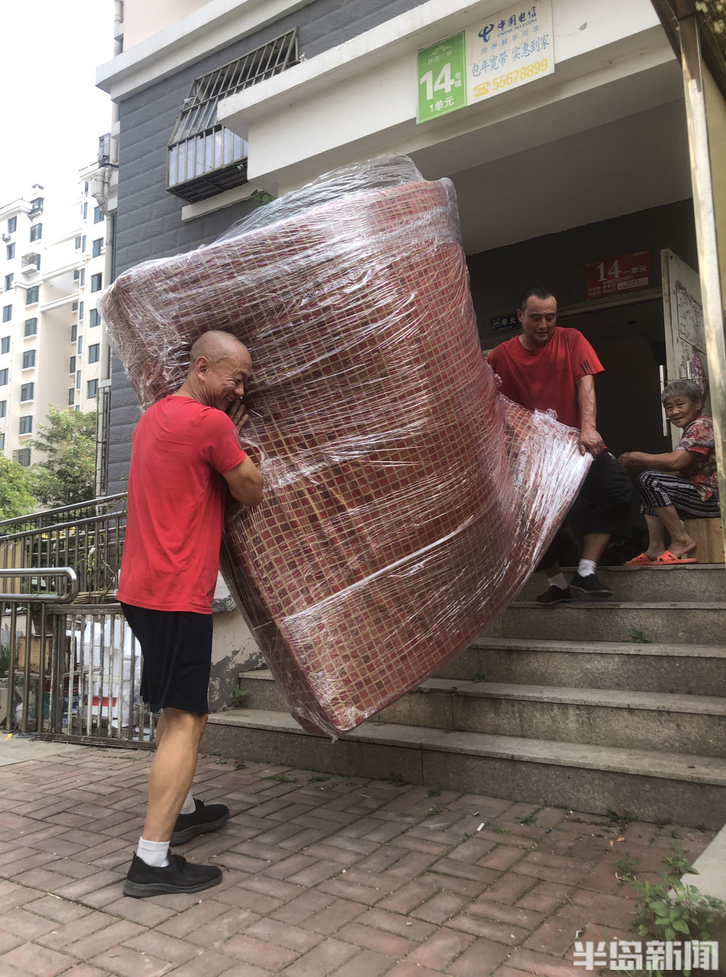 辛勤汗水换乔迁!镜头记录高温下的搬家工人