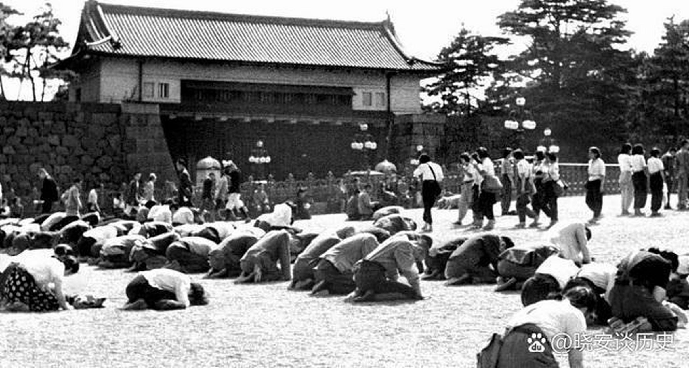 日本无条件投降当天,日本国民正跪在地上,通过广播听取裕仁天皇发布