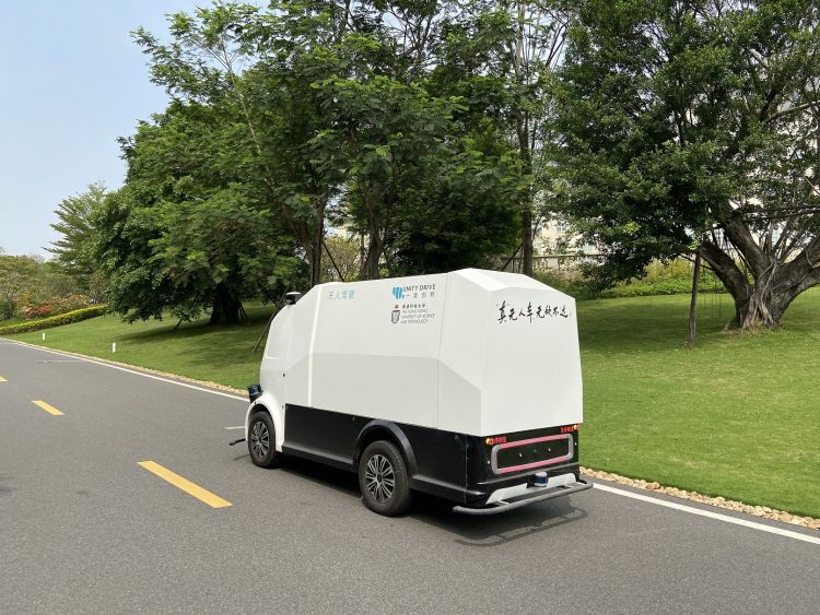 图说:一清创新无人车在复杂场景常态化运行.