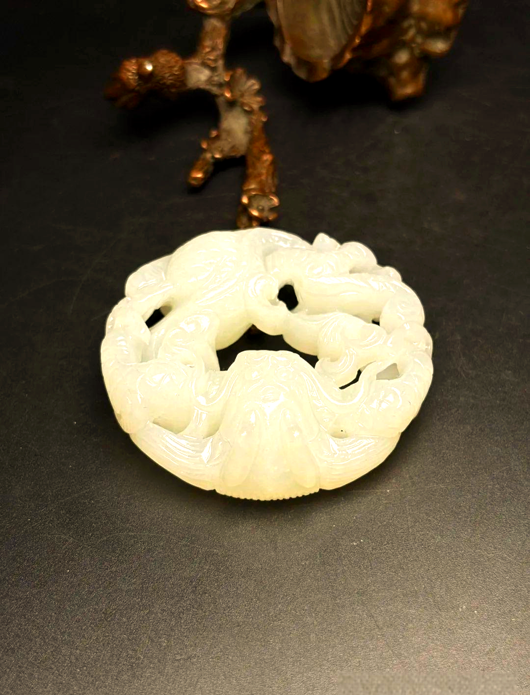 清代乾隆皇帝钟爱的羊脂白玉龙佩饰