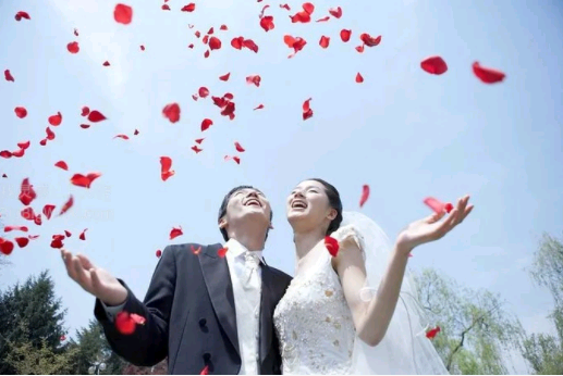 早读今年首个结婚登记高峰来了多地公布初婚年龄