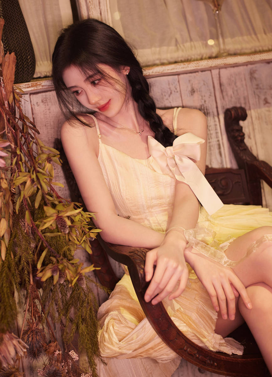 鞠婧祎晒出甜美写真,麻花辫清纯又美艳,颜值再创新高