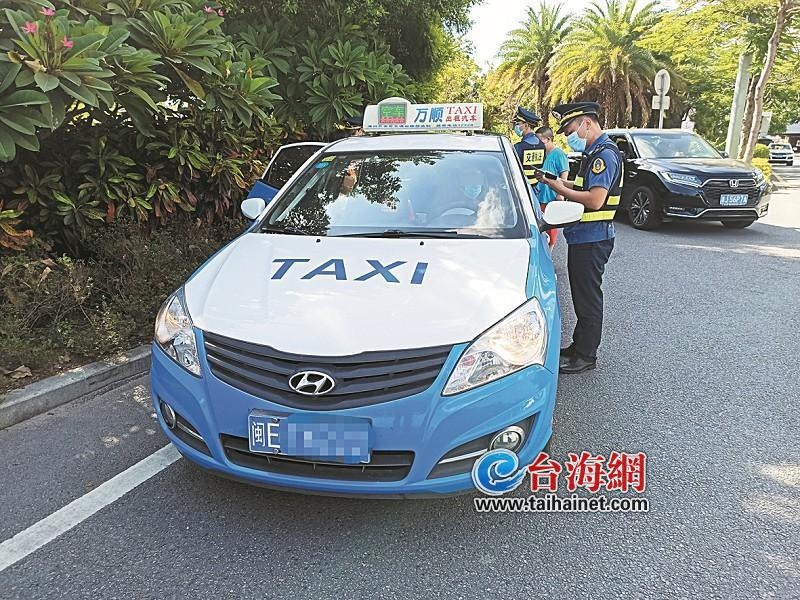 漳州的哥"克隆"厦门出租车 在北站偷偷揽客被逮个正着