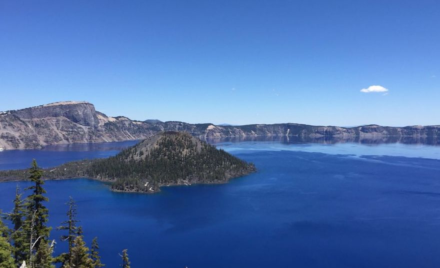 云南神秘火山口湖美丽如画的自然奇观