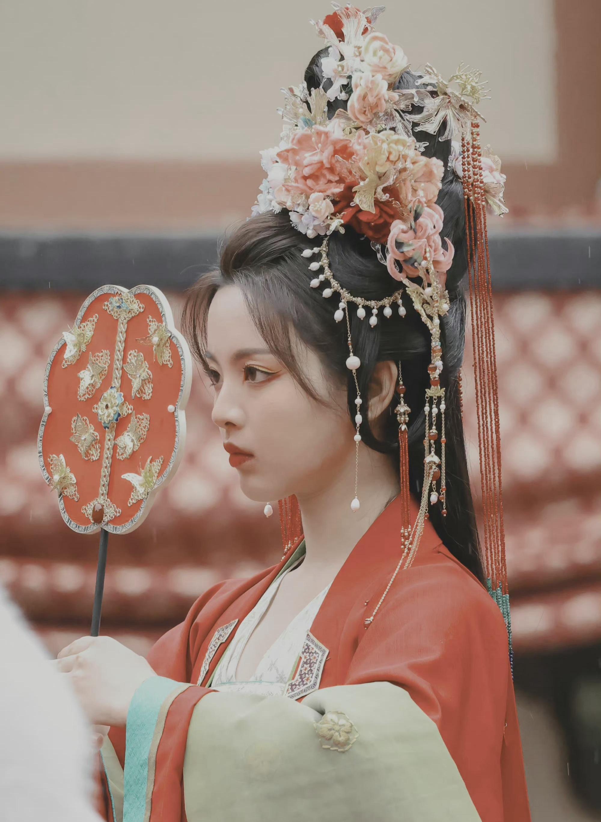 杨超越新剧《七时吉祥》路透曝光,大红嫁衣配古早发型,惊艳!