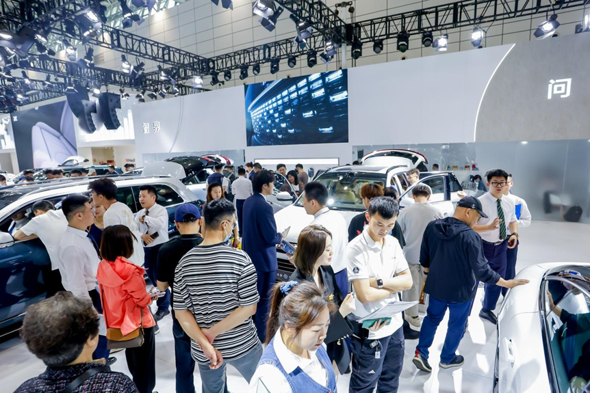 鸿蒙智行亮相济南齐鲁车展,氛围火爆现场掀起购车热潮