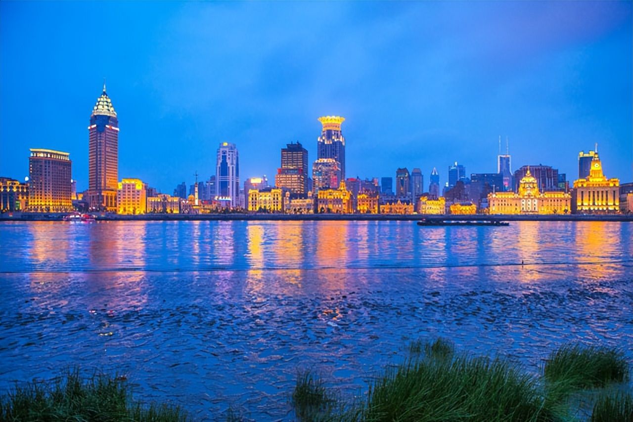 上海东方明珠塔,位于上海市浦东新区世纪大道,为上海市的标志性景观