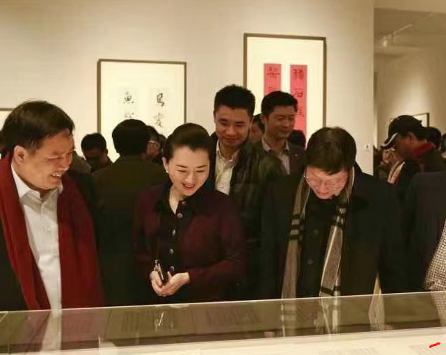 朱共山老婆杨燕受邀出席炎黄艺术馆艺术大展